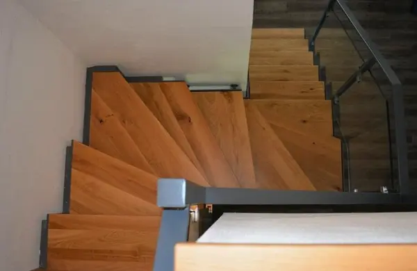 Moderne Holztreppe mit Metallgeländer und Glas, Innenbereich, langlebige Treppenlösung.
