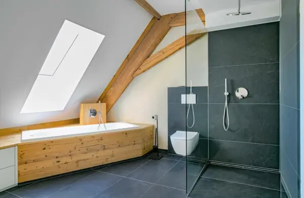 Modernes Badezimmer mit Holzbadewanne, begehbarer Dusche und Dachschräge im Loft-Stil.